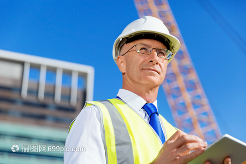 汗水铸就城市脊梁 建筑工地上的工程师与建设者